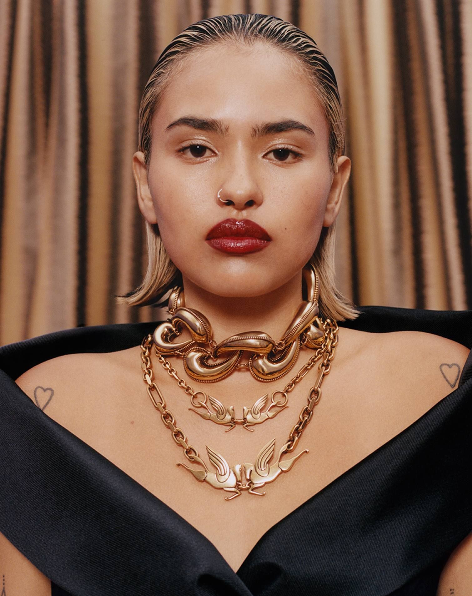 Bold Chain Gold Choker girl